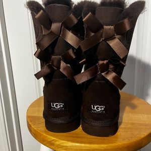 UGG WOMEN’S BAILEY BOW, EUC, DARK BROWN